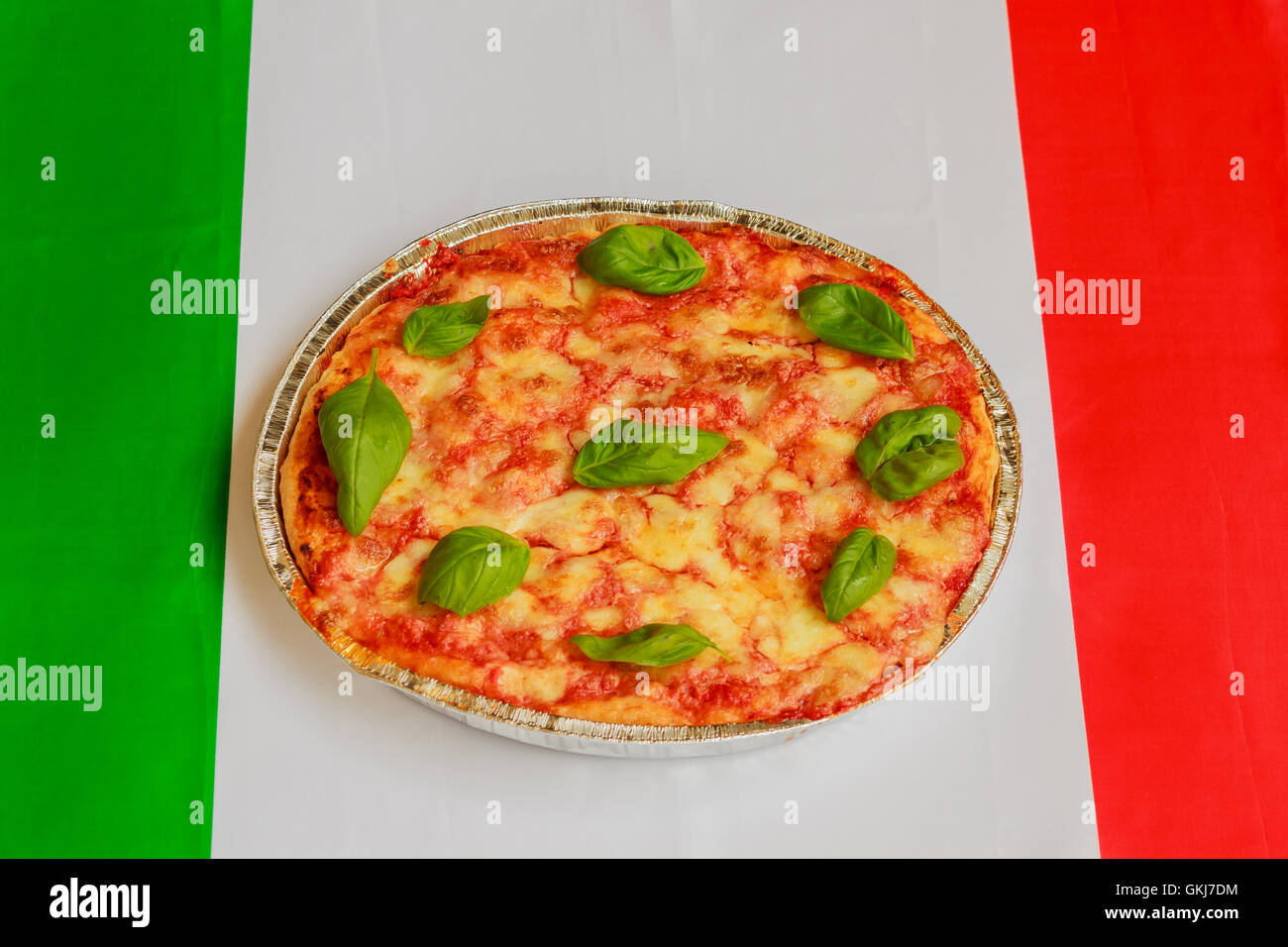 Tipica pizza italiana fatta di pomodoro, basilico e mozzarella Foto Stock