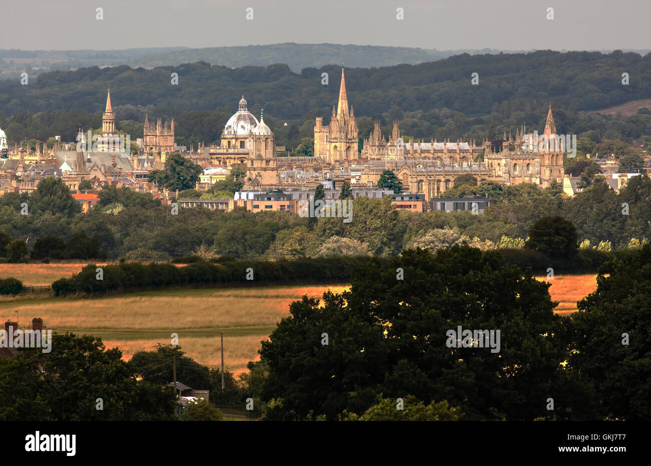 Vista delle guglie sognanti dell'Università di Oxford, in Inghilterra, prese dall'alto dei terreni agricoli locali Foto Stock