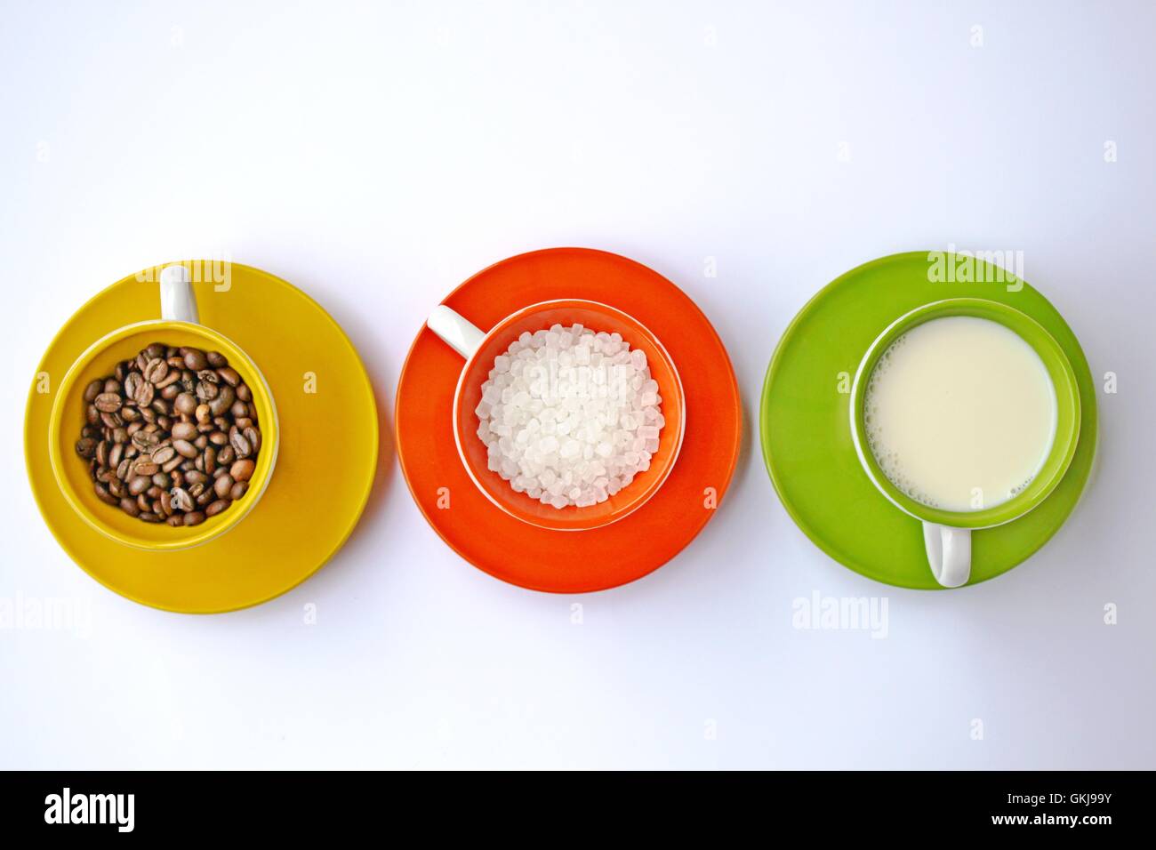 Chicchi di caffè, dello zucchero e del latte Foto Stock