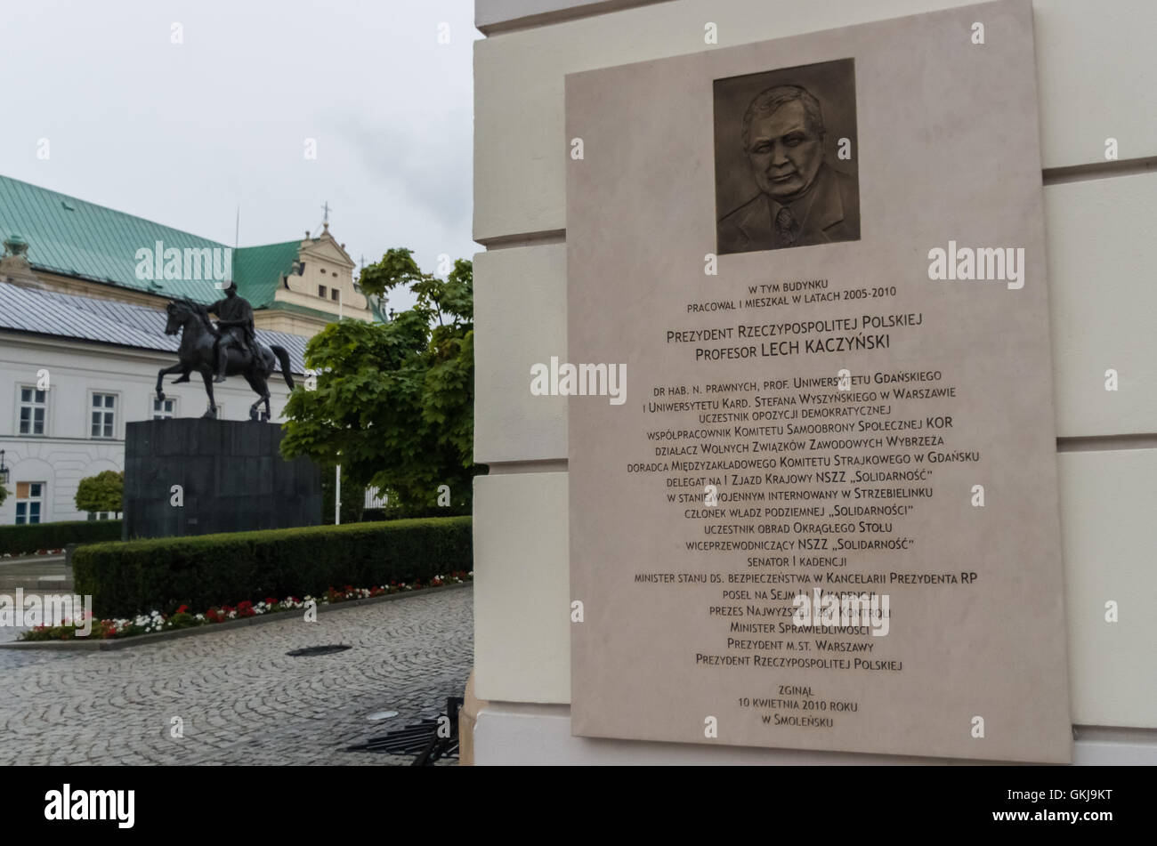 Controverso una lapide commemorativa a Lech Kaczynski, defunto Presidente della Polonia, Varsavia, Polonia Foto Stock