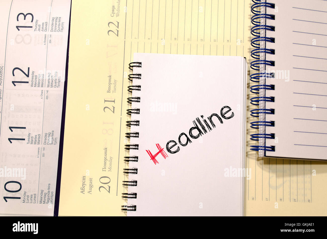 Headline news concetto di testo scrivere su notebook Foto Stock