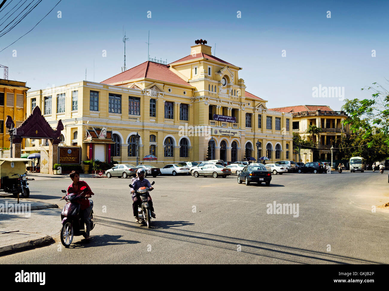 In vecchio stile coloniale francese di architettura post office nel centro di phnom penh cambogia città Foto Stock