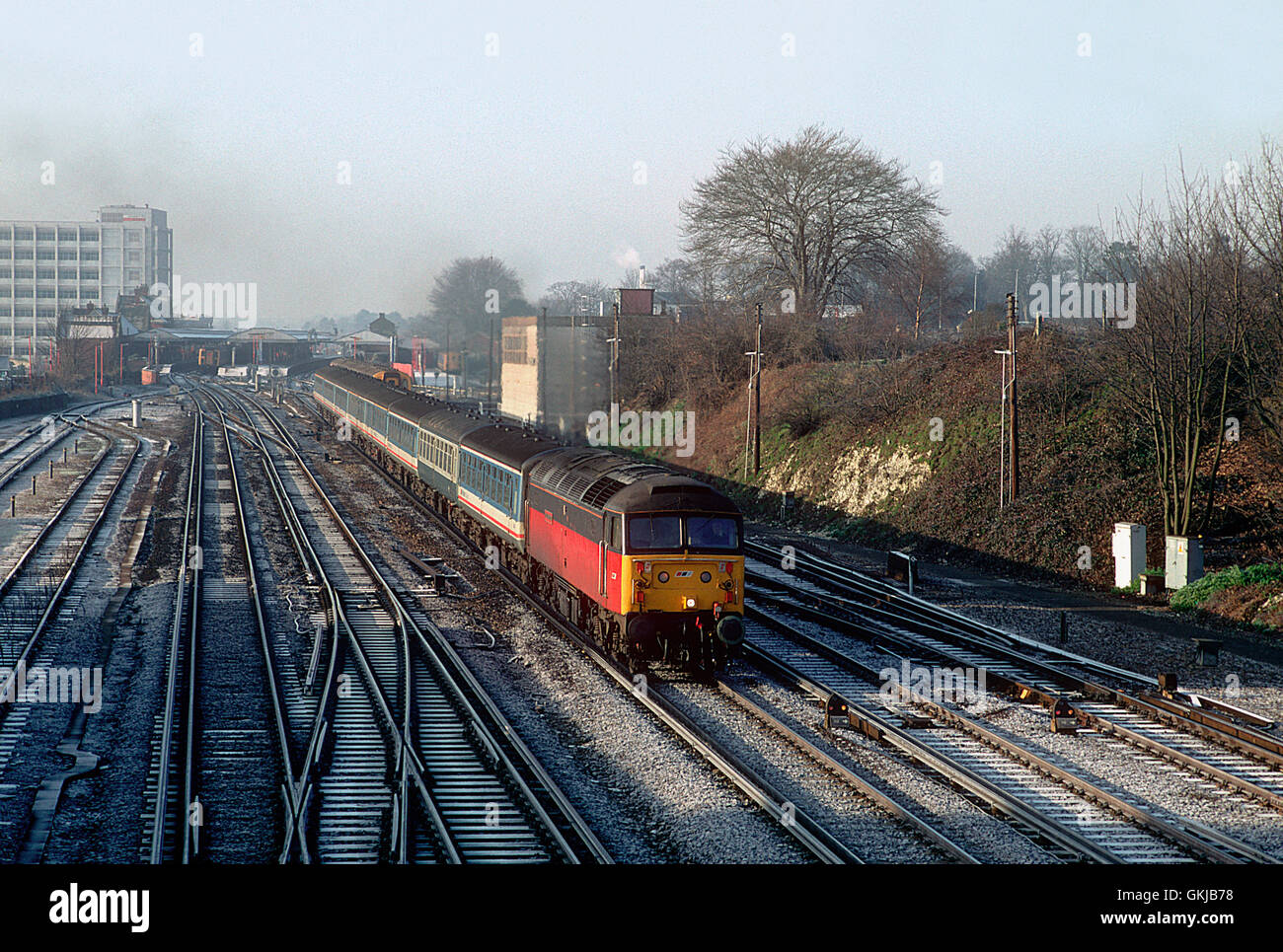 Una classe 47 locomotore lavorando un 'Network Express' service si diparte un coperto di brina Basingstoke. Il 29 dicembre 1992. Foto Stock