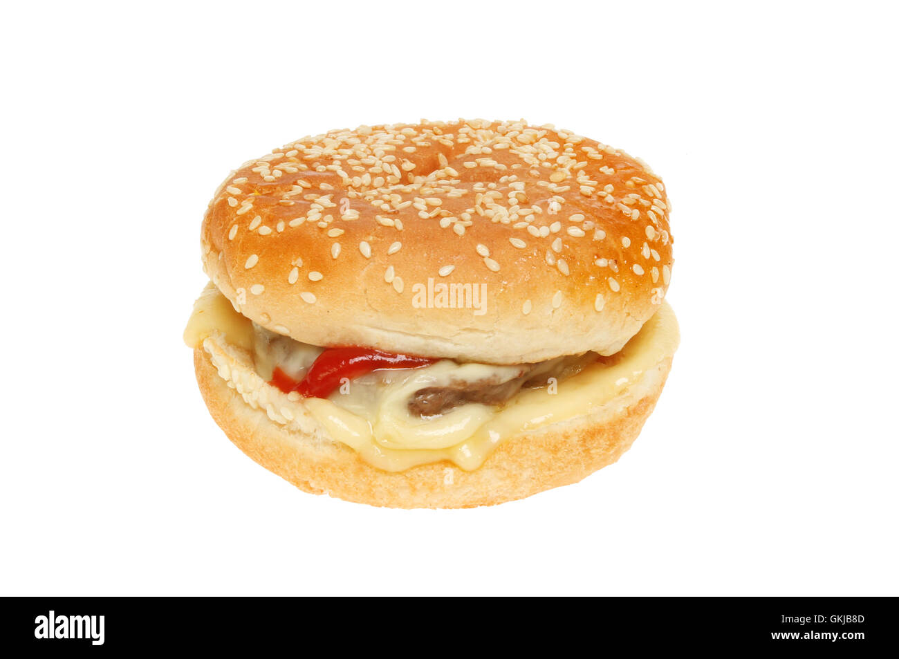 Formaggio hamburger con il ketchup in di sesamo e seminate burger bun isolata contro bianco Foto Stock