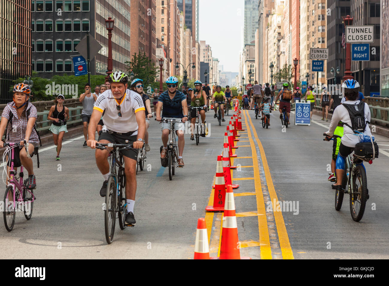Le persone godono di un traffico libero Park Avenue come parte della città di New York estiva del programma di strade. Foto Stock