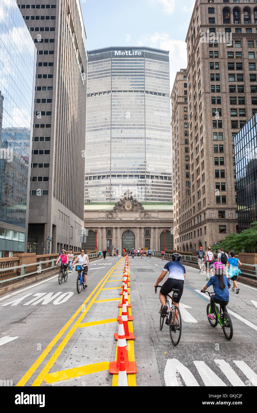 Le persone godono di un traffico libero Park Avenue come parte della città di New York estiva del programma di strade. Foto Stock