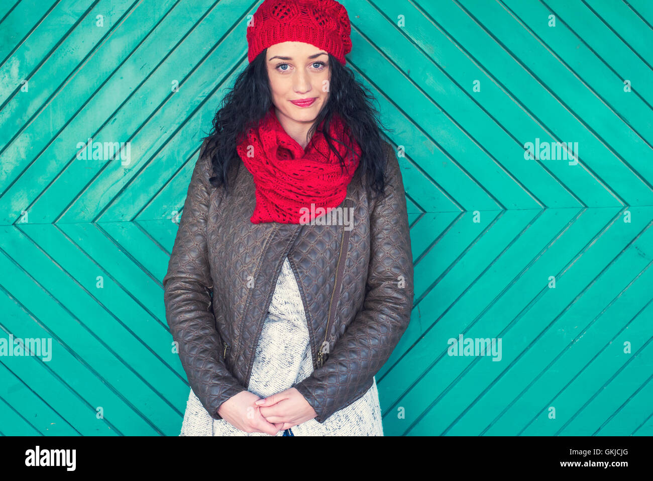 Giovane donna nel cappuccio rosso dalla porta vecchia Foto Stock