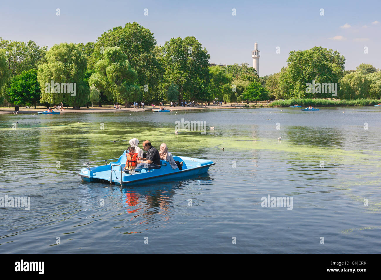 Regent's Park Lake, vista di turisti che si godono un pomeriggio estivo sul lago in barca a Regent's Park, London, Regno Unito. Foto Stock