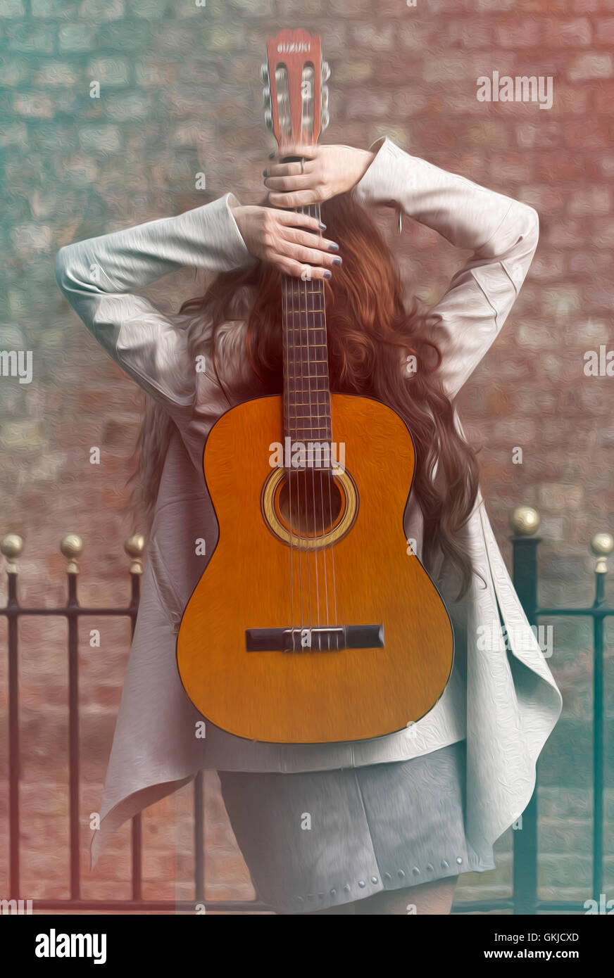 Country Music star performer femmina, girato dalla parte posteriore, un muro di mattoni sfondo Foto Stock