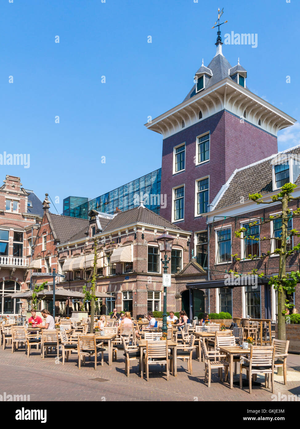 Outdoor cafe con persone su Klokhuisplein piazza nel centro della città di Haarlem, Olanda, Paesi Bassi Foto Stock