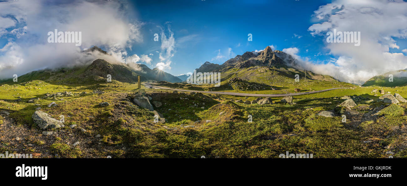 Il panorama a 360 gradi di un paesaggio di montagna a Passo dello Julier Road, Engadina, Grigioni, Svizzera Foto Stock