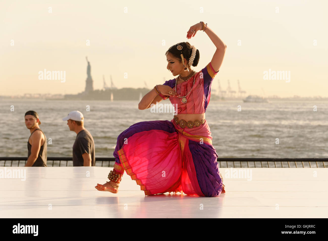 In corrispondenza della batteria Dance Festival, Surabhi Bharadwaj eseguita "Aadu Pambe" (danza del serpente) nella tradizione Bharatanatyam. Foto Stock