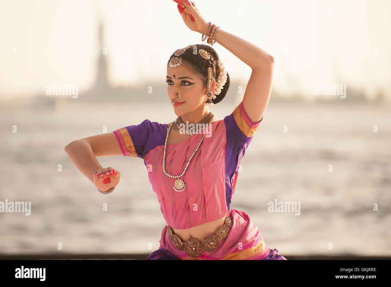 In corrispondenza della batteria Dance Festival, Surabhi Bharadwaj eseguita "Aadu Pambe" (danza del serpente) nella tradizione Bharatanatyam. Foto Stock