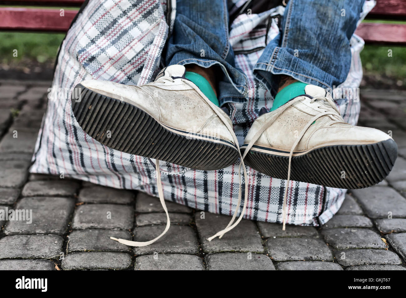 Worn out shoes homeless man immagini e fotografie stock ad alta risoluzione  - Alamy