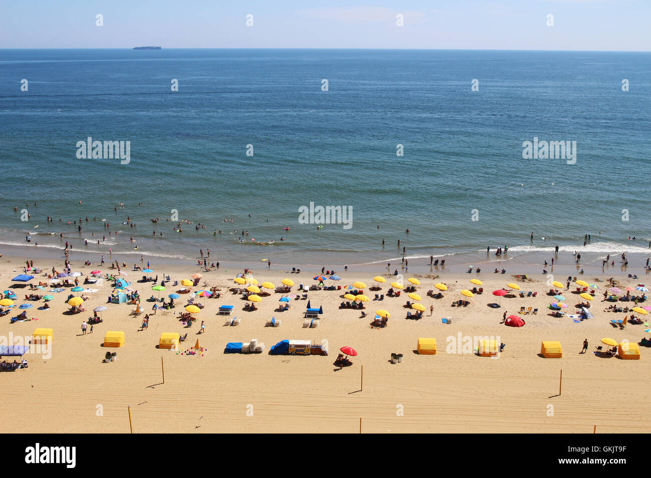Una spiaggia con persone rilassante Foto Stock
