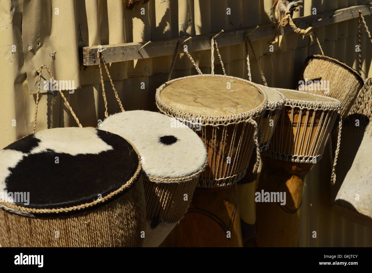 Raggruppamento di tamburi africani Foto Stock