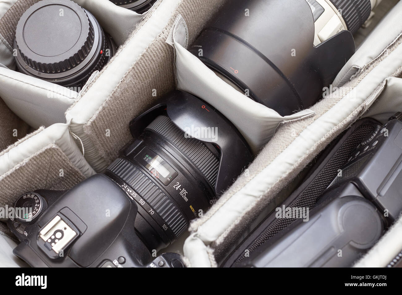 Dettaglio della fotografia professionale attrezzature in uno zaino di protezione Foto Stock