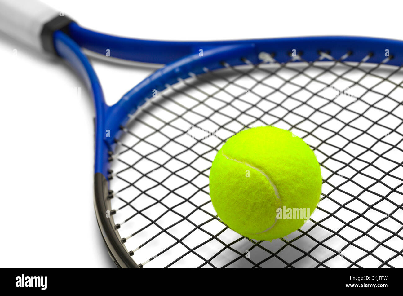 Blu e nero Racchetta da Tennis con palla verde isolato su sfondo bianco. Foto Stock