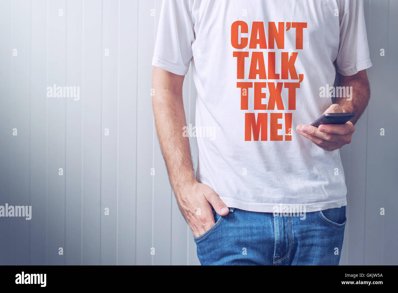 Non può parlare, testo me messaggio sulla maglietta uomo utilizzando mobile Foto Stock