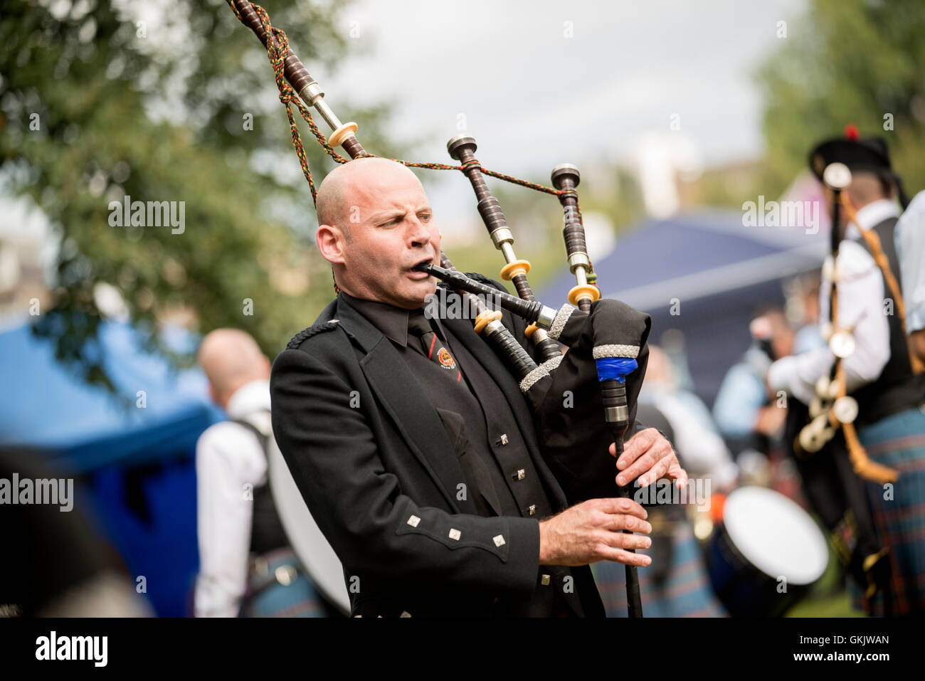 I partecipanti prendono parte a 2016 World Pipe Band Championships grado uno qualificatori a Glasgow Green. Foto Stock