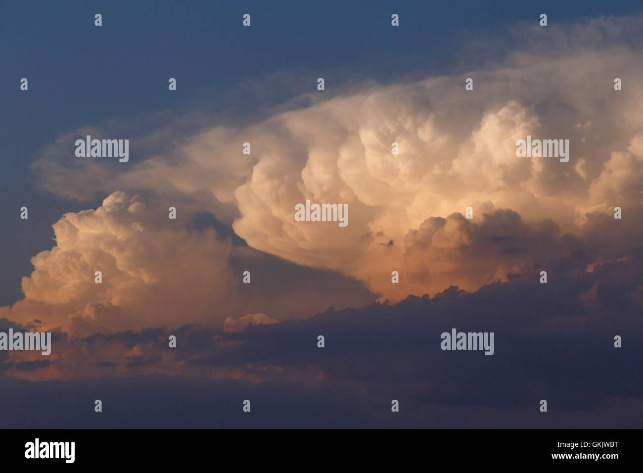 Tempesta nuvole nel cielo Foto Stock