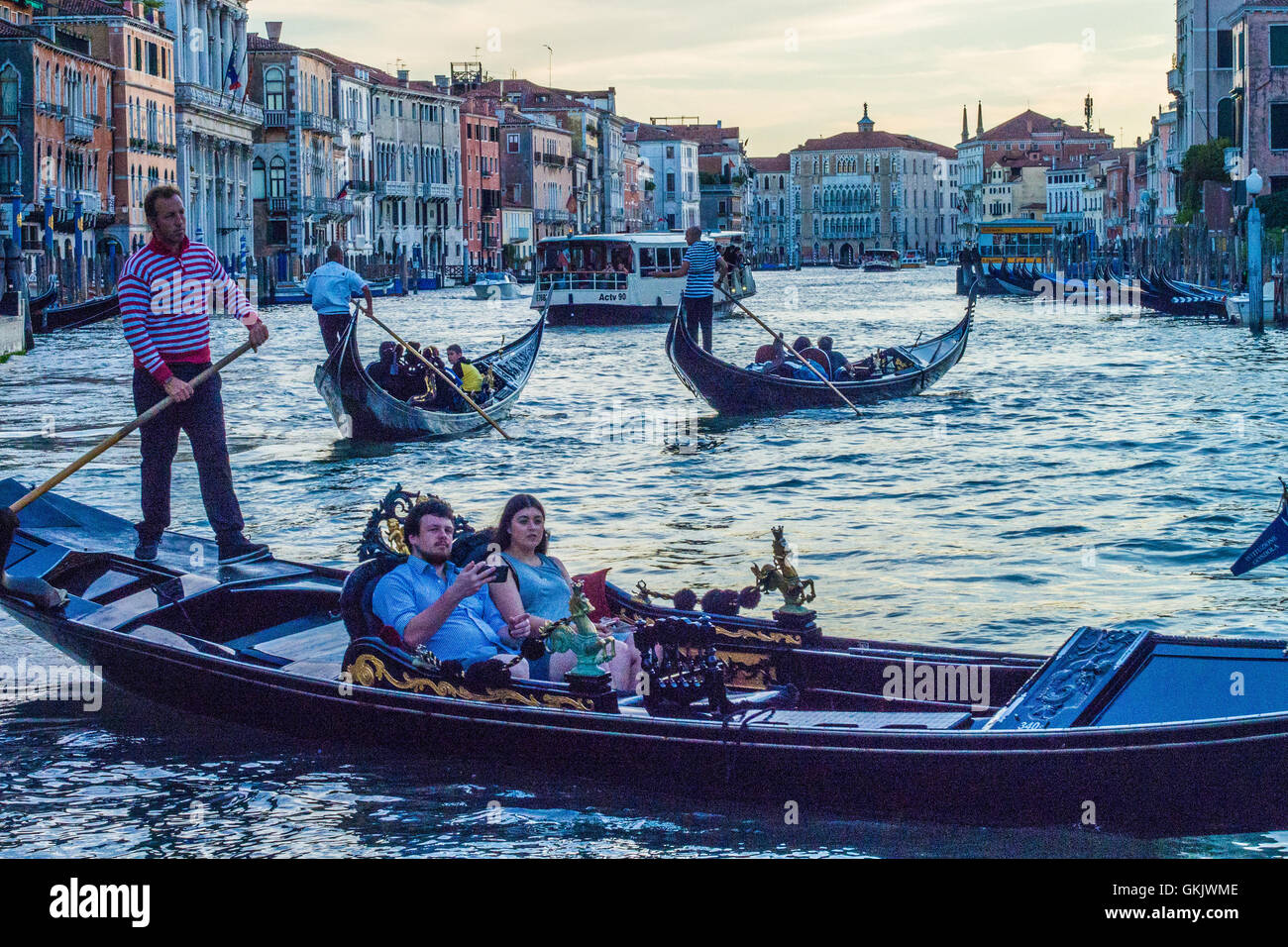 Il gondoliere sul Grand Canal, Venezia, Veneto, Italia. Foto Stock