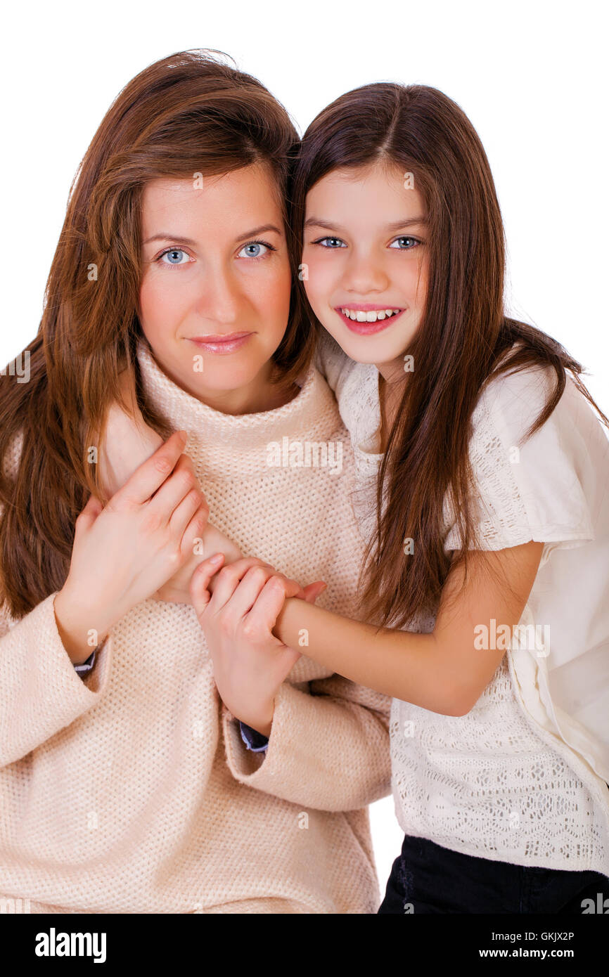 Close up ritratto di un bel dieci anni di bambina e felice madre, isolati su sfondo bianco Foto Stock
