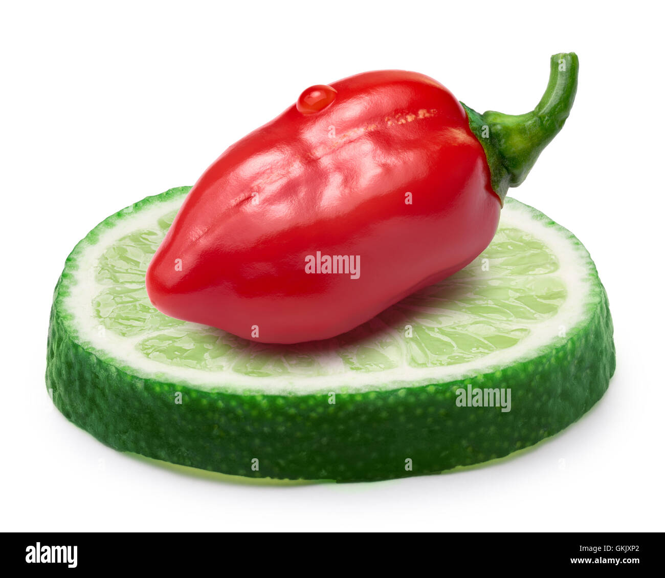 Rosso peperoncino habanero sulla cima di calce ruota. Ingredienti per la salsa calda. I tracciati di ritaglio, ombre separate, infinita profondità di campo. Des Foto Stock