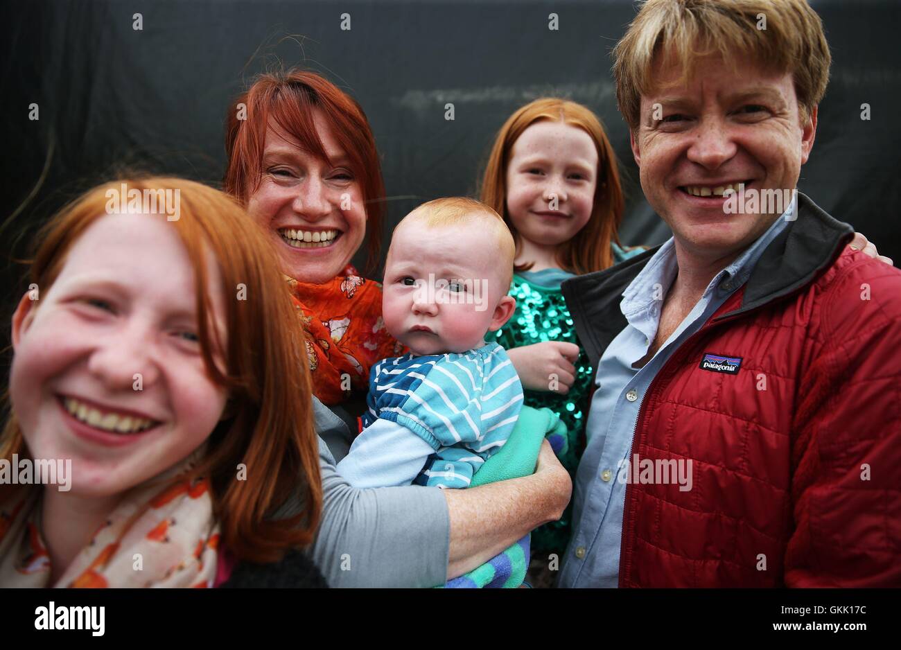 I vincitori di "La migliore famiglia Rosso award' la famiglia Terrins, da Galway, (da sinistra a destra) Molly, 12, Annabel, Filomena, 7 mesi, Robin, 6, e jb, all'Irish Redhead convenzione svoltasi nel villaggio di Crosshaven a Cork in Irlanda. Foto Stock