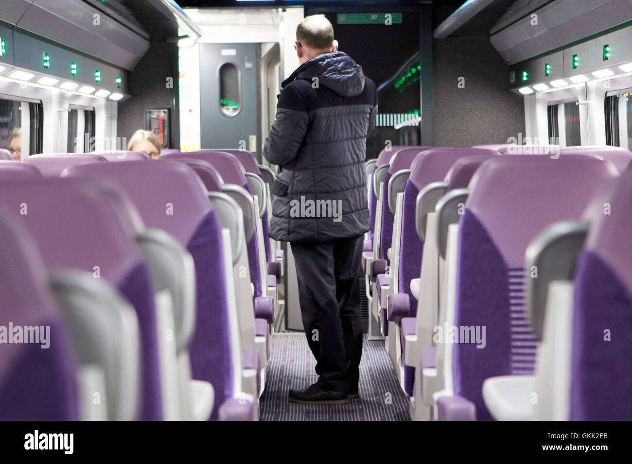 I passeggeri di salire a bordo treno carrozza ferroviaria servizio tra Belfast e Dublino Irlanda Foto Stock