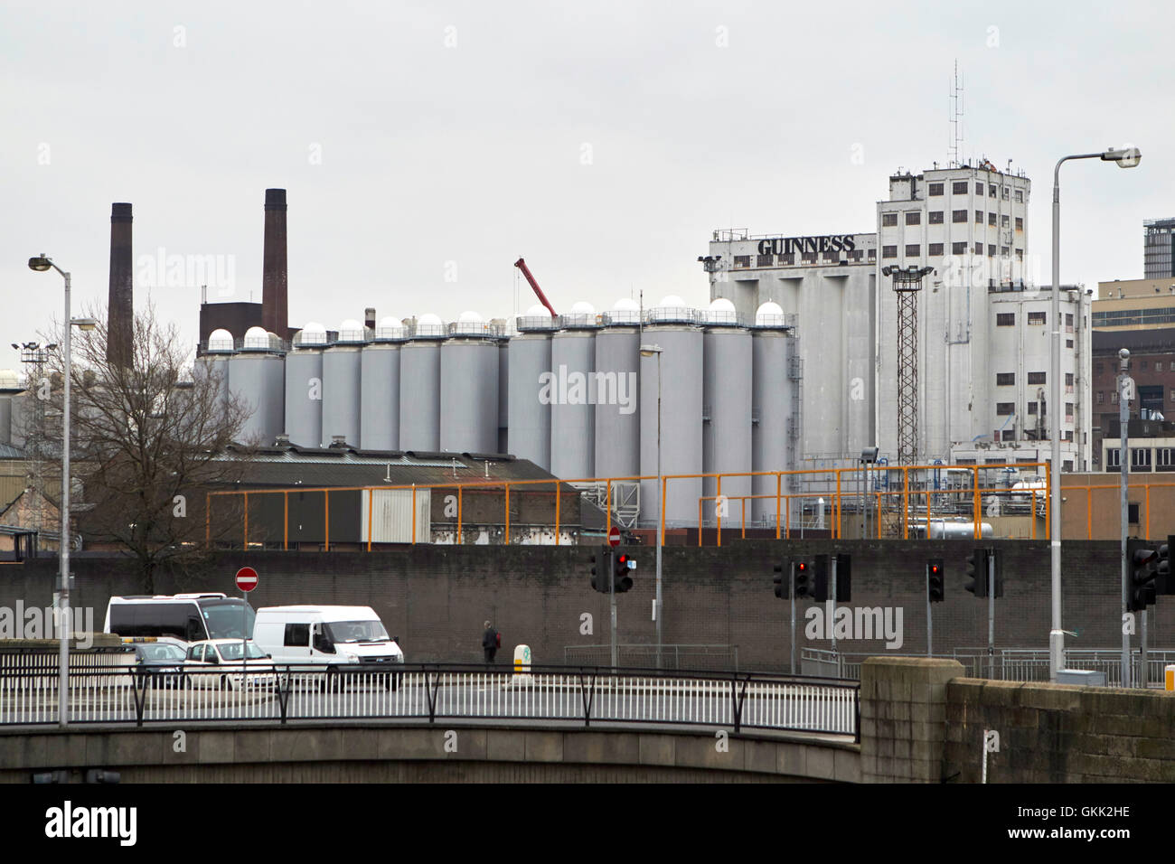 I serbatoi di stoccaggio presso la birreria Guinness St James's Gate Dublino Irlanda Foto Stock