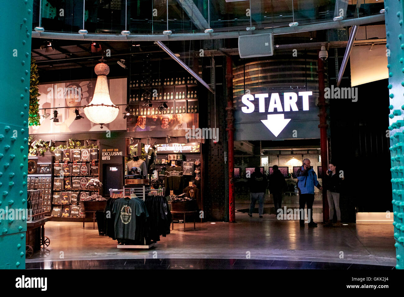 Inizio del tour di magazzino nel Guinness Brewery St James's Gate Dublino Irlanda Foto Stock