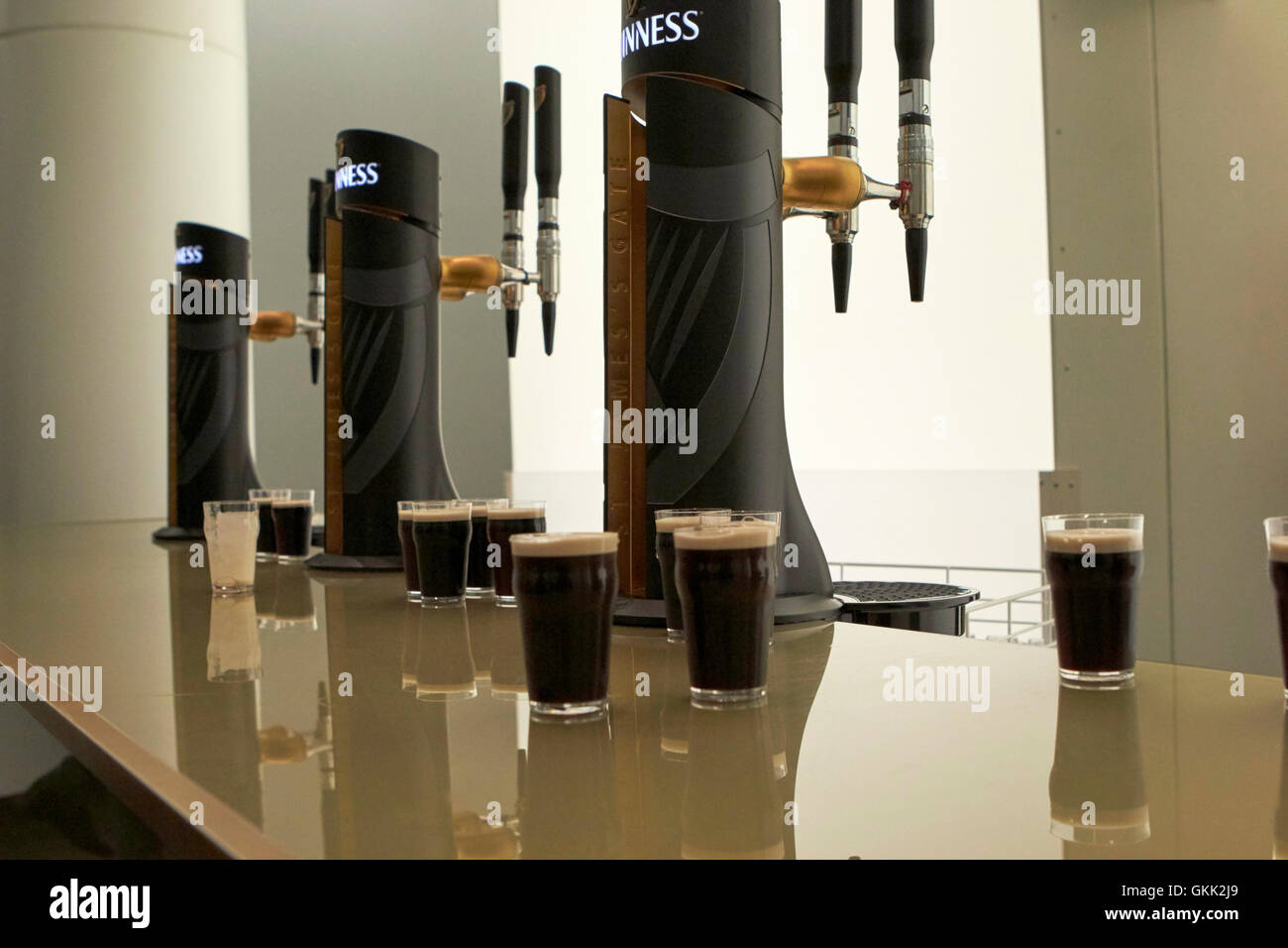 Piccoli campioni di Guinness sul tour di Magazzino Guinness Brewery St James's Gate Dublino Irlanda Foto Stock