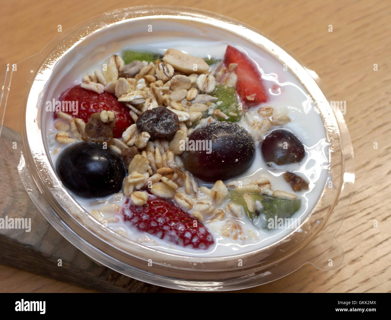 Frutta fresca e granola in uno yogurt naturale come snack sani Foto Stock