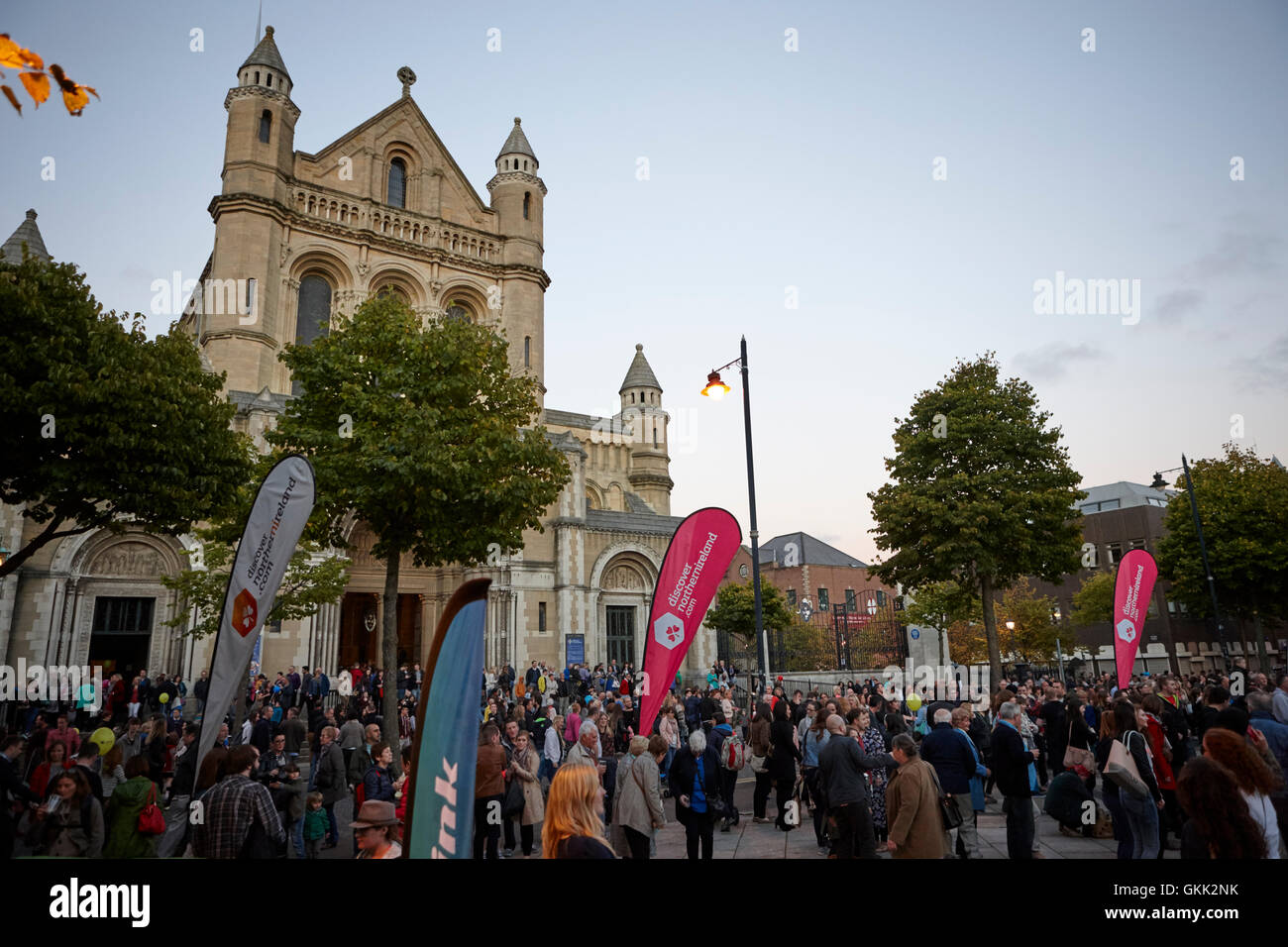 La cultura della notte in piazza scrittori Cathedral Quarter Belfast Foto Stock