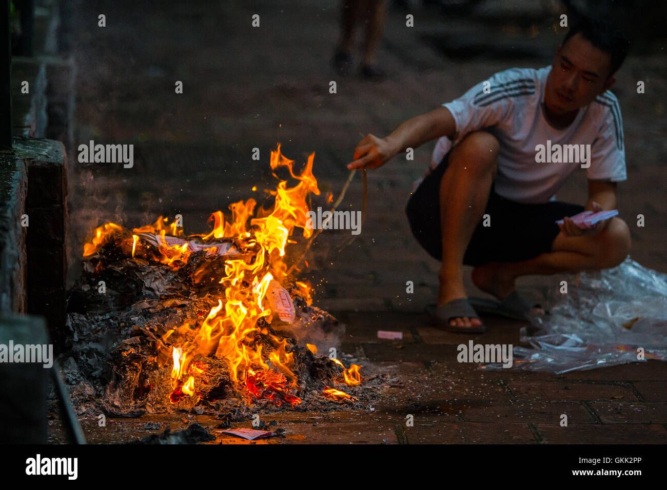 La masterizzazione Joss carta denaro fantasma Hanoi Vietnam Foto Stock