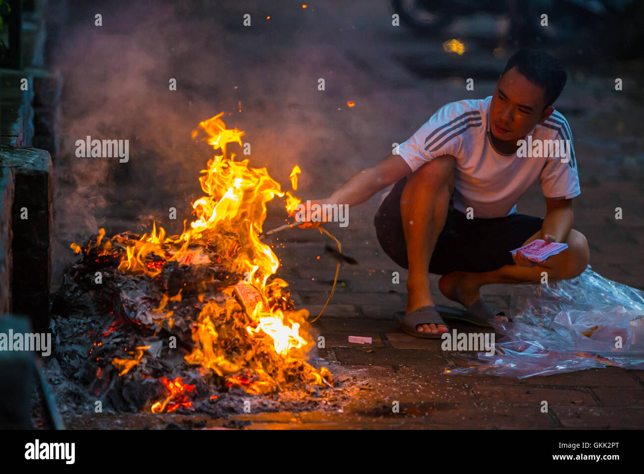 La masterizzazione Joss carta denaro fantasma Hanoi Vietnam Foto Stock