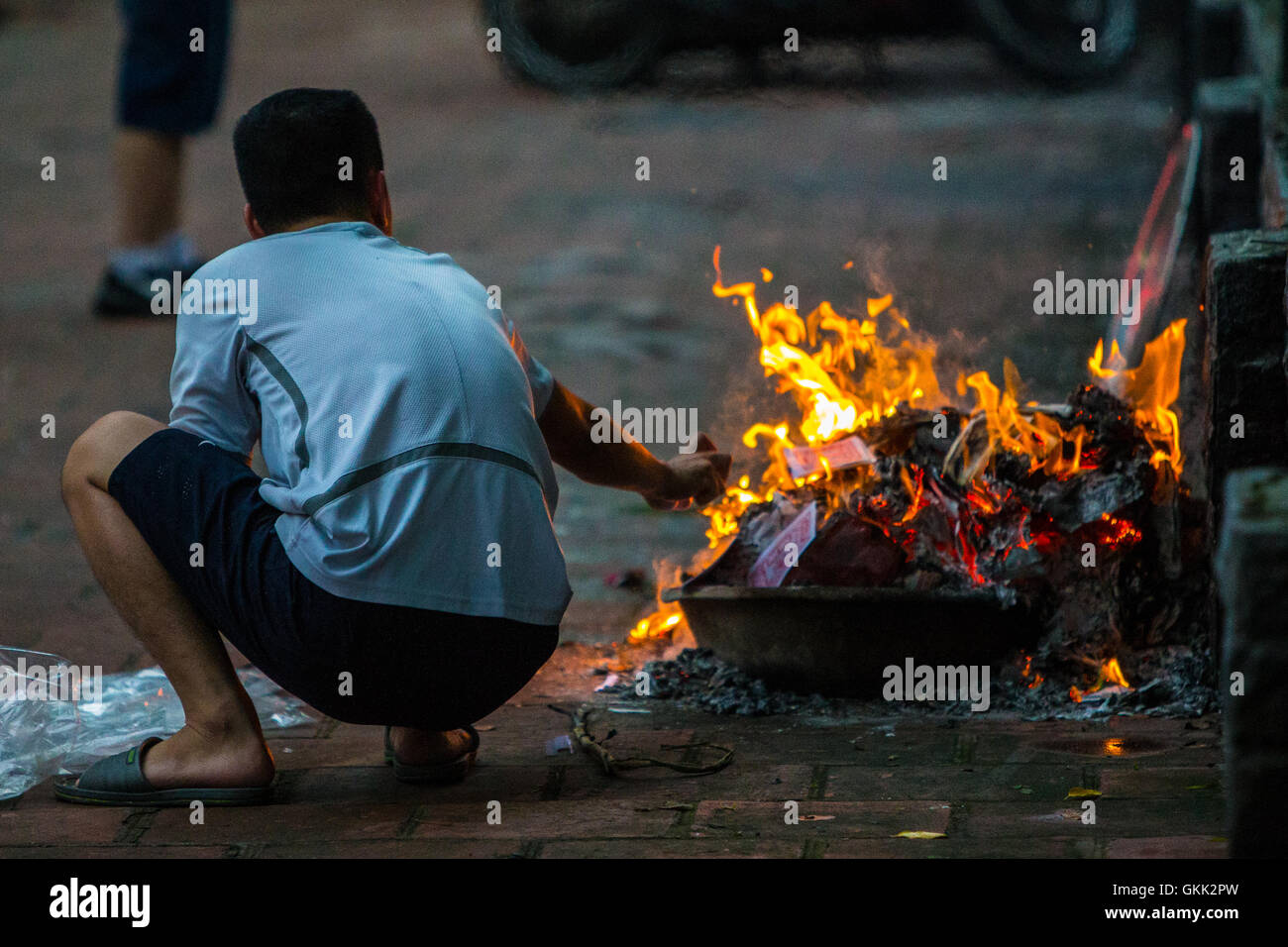 La masterizzazione Joss carta denaro fantasma Hanoi Vietnam Foto Stock