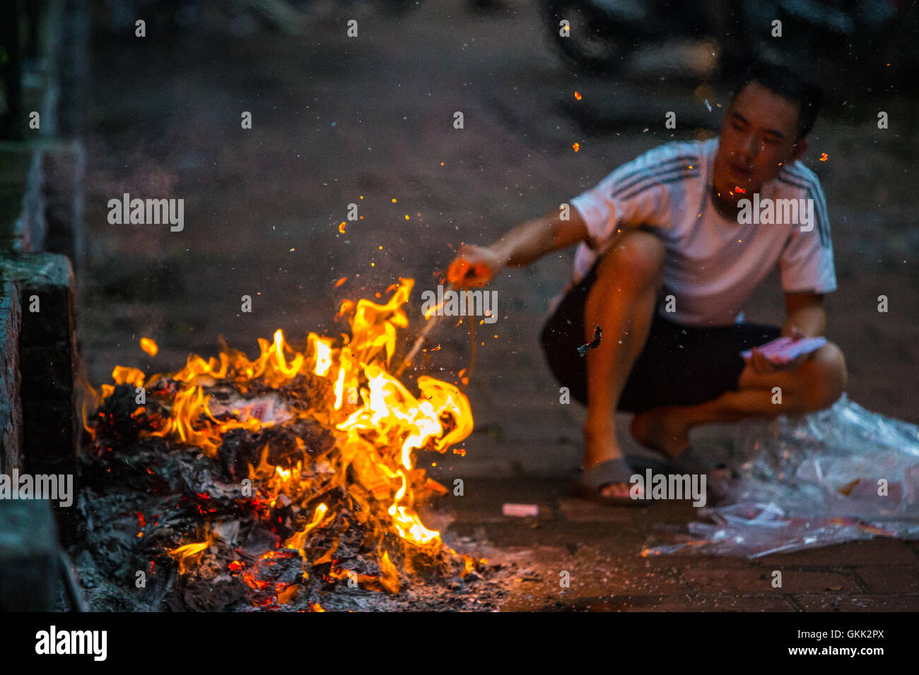 La masterizzazione Joss carta denaro fantasma Hanoi Vietnam Foto Stock