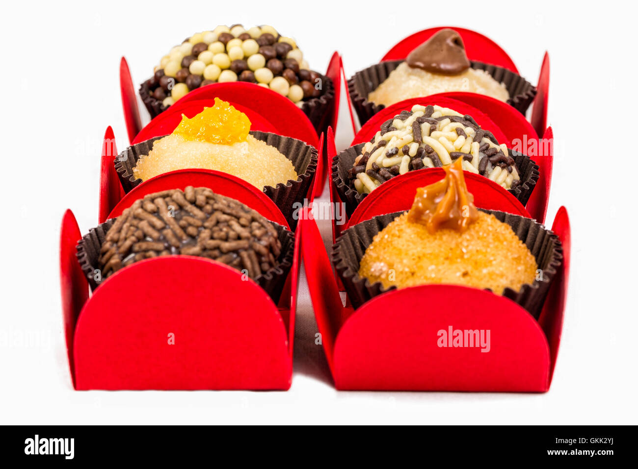 Brigadeiros brasiliano nei colori del bianco, rosso e la bandiera blu Foto Stock