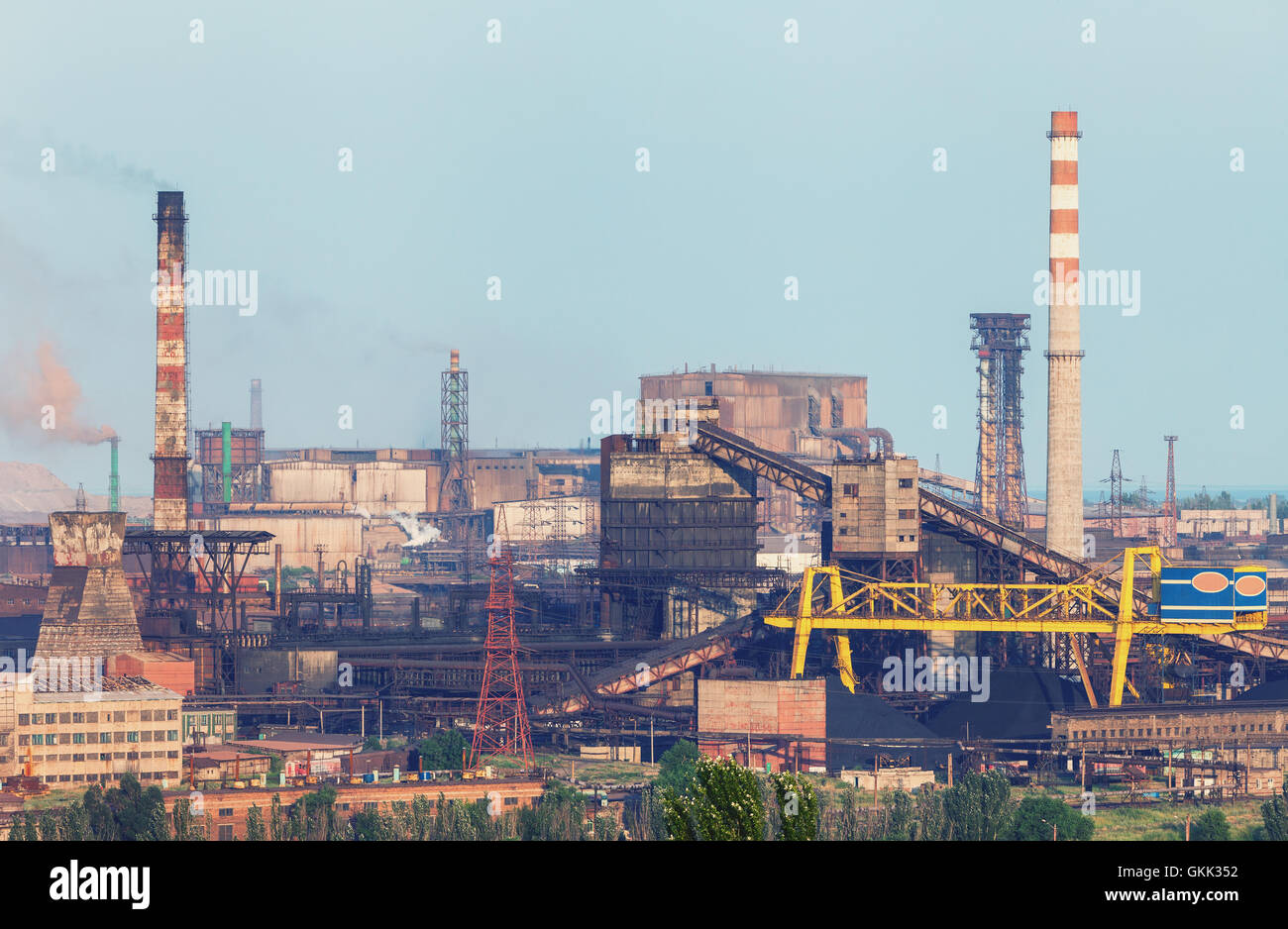 Paesaggio industriale. Fabbrica di acciaio con tubi al tramonto. Stabilimento metallurgico. acciaierie e lavori di ferro. Industria pesante in Mariupo Foto Stock