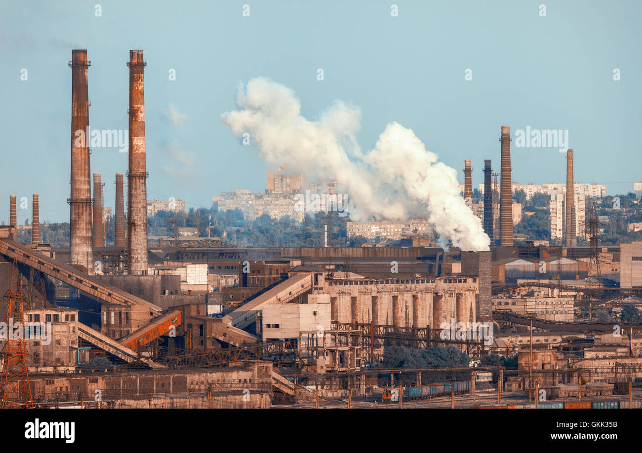Stabilimento metallurgico. Paesaggio industriale. Fabbrica di acciaio al tramonto. Tubi di Fumo. acciaierie e lavori di ferro. Industria pesante in Foto Stock