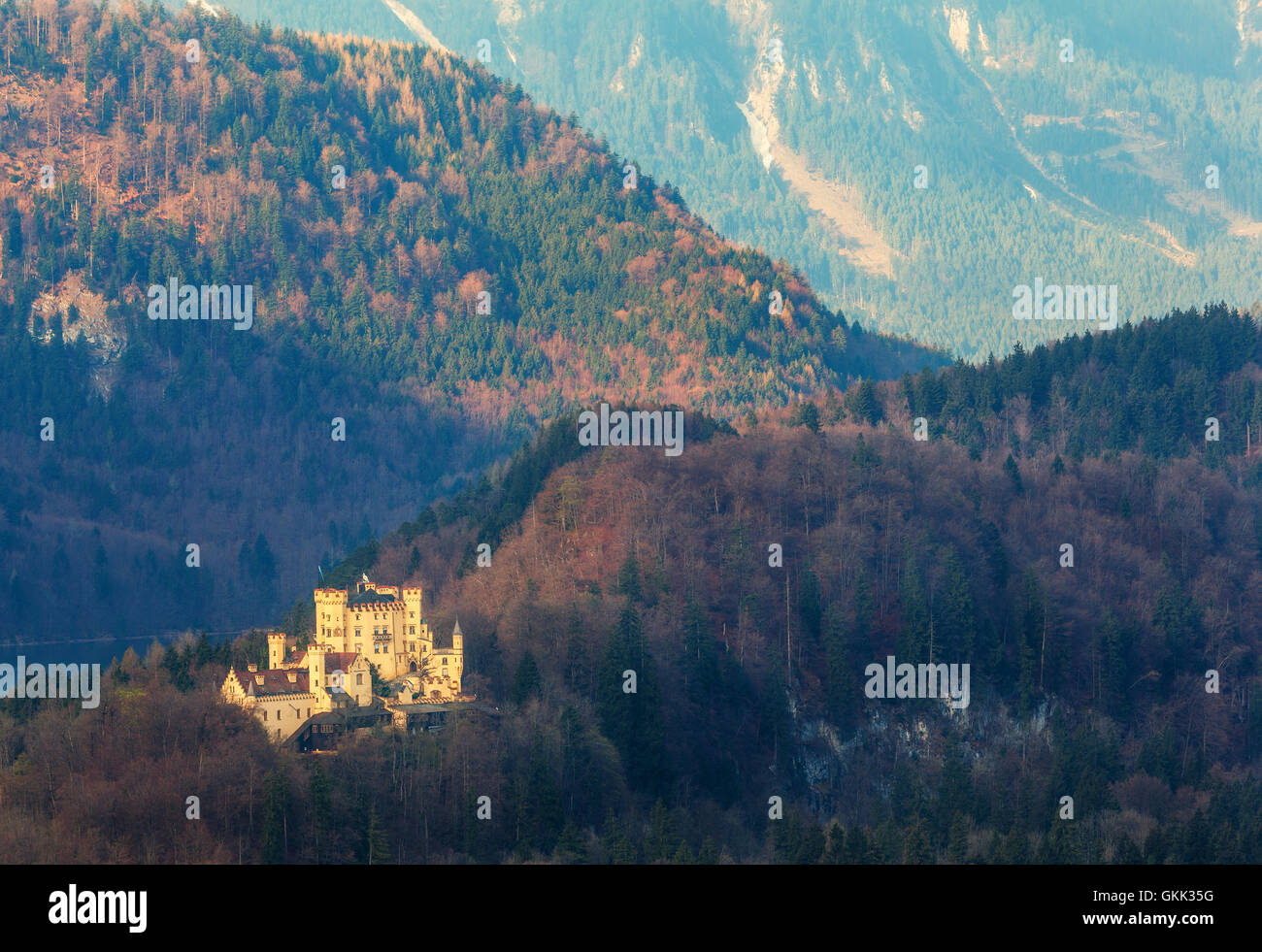 Bellissimo paesaggio a molla con la montagna, la foresta e la vista del castello di Hohenschwangau di sunrise a Fussen Baviera, Germania. Foto Stock