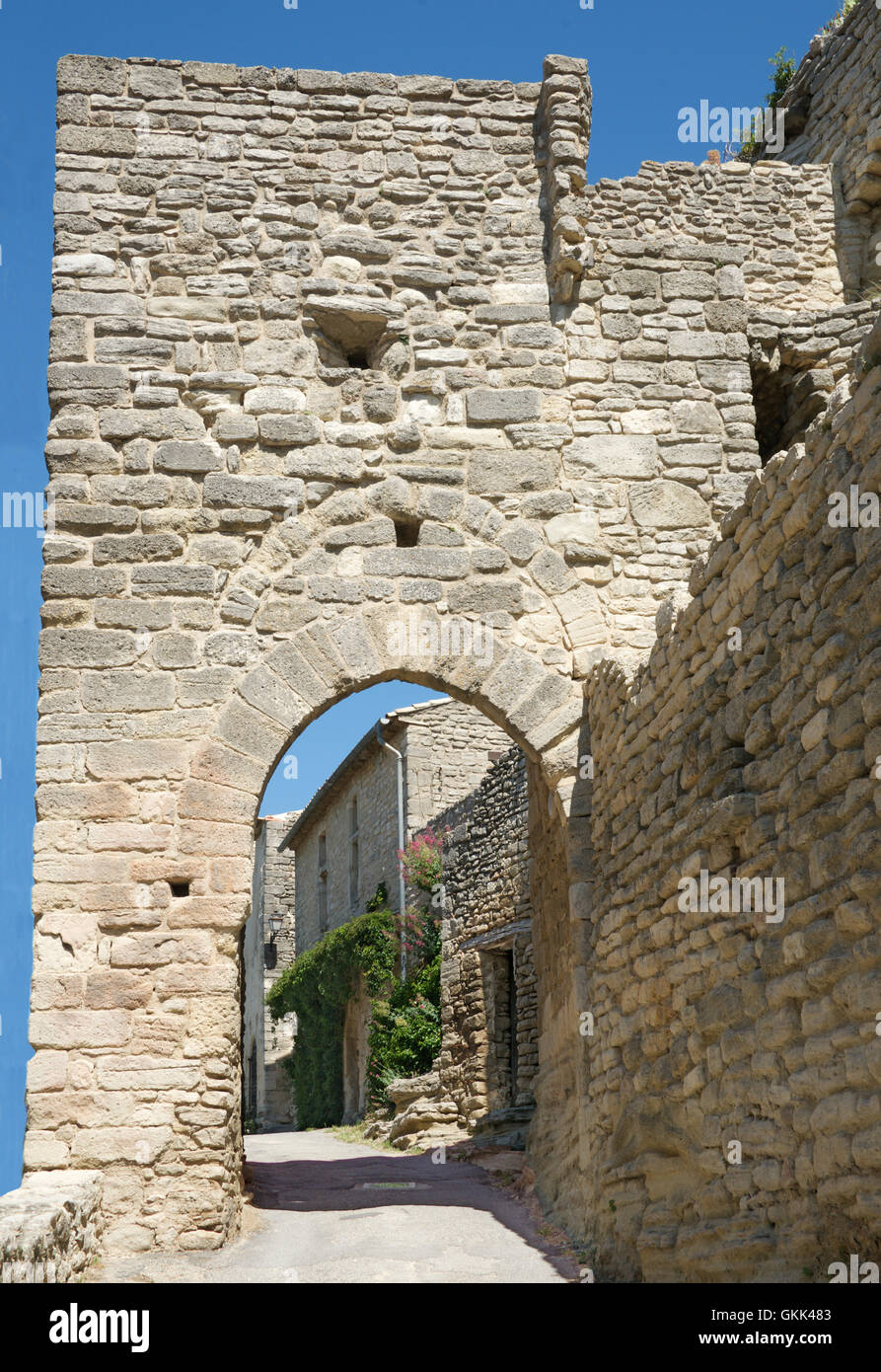 Arco in pietra mura medievali Saignon Luberon Provence Francia Foto Stock