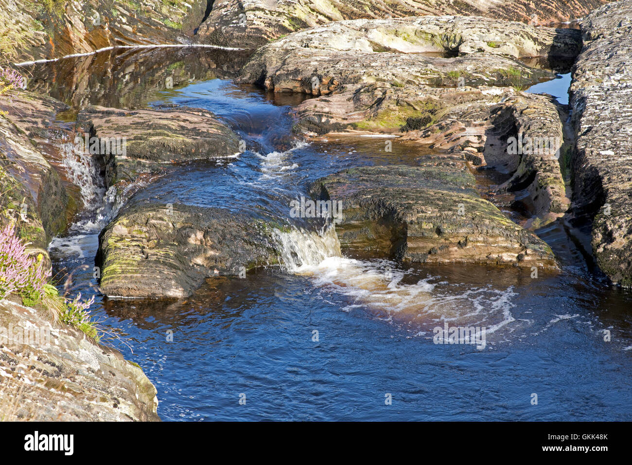 Le rocce sedimentarie in Afon Elan fiume che scorre attraverso il Cambrian montagne vicino Blaenycwn Powys Galles Centrale Foto Stock