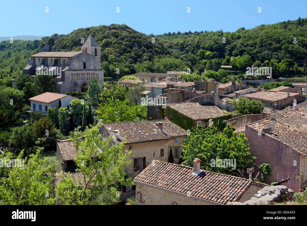 Vista dall'alto le vecchie case e la Cattedrale di Notre Dame de Pitié chiesa Saignon Luberon Provence Francia Foto Stock