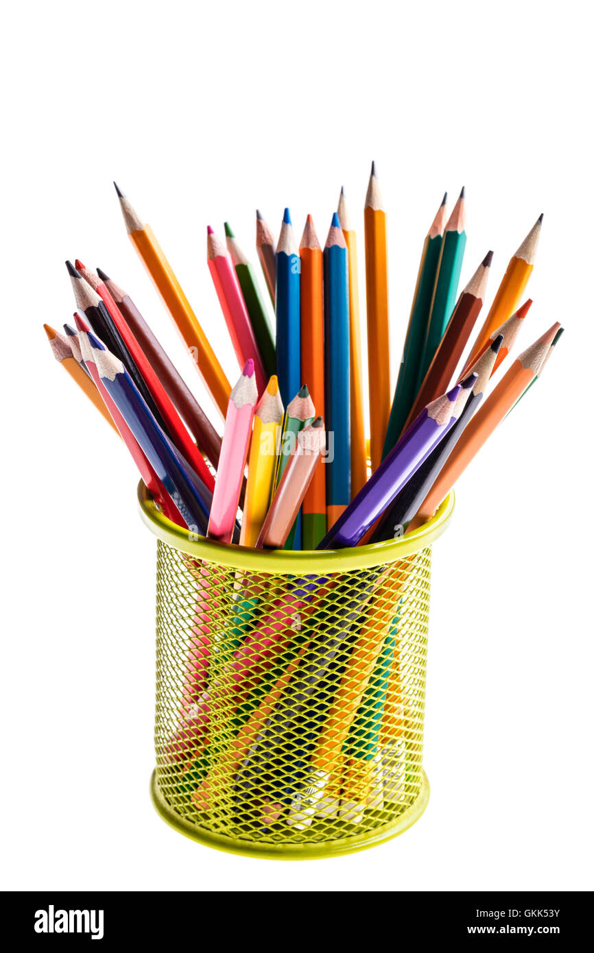 Cestello con matite colorate su sfondo bianco Foto Stock