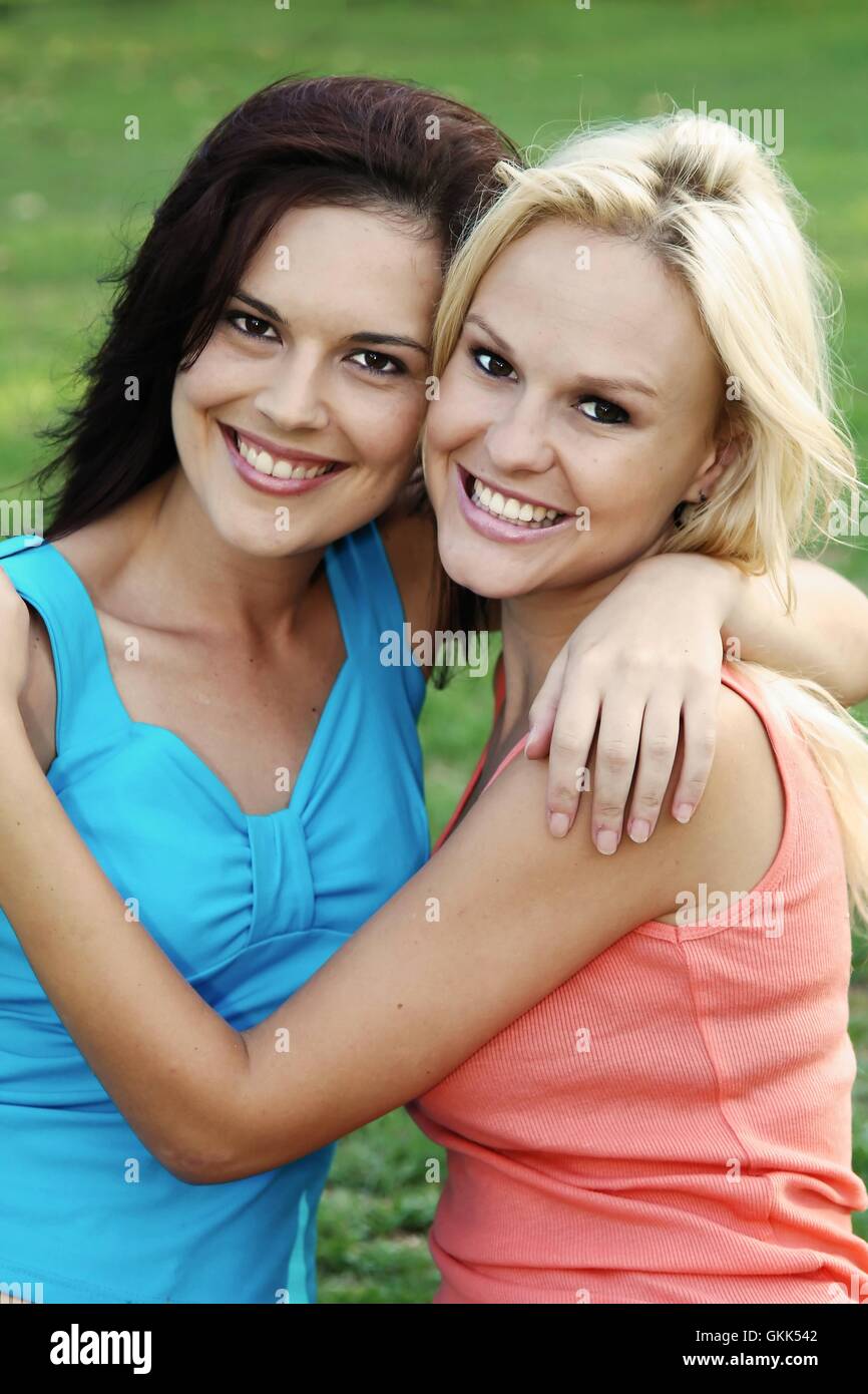 Bella bruna e bionda amici Foto Stock