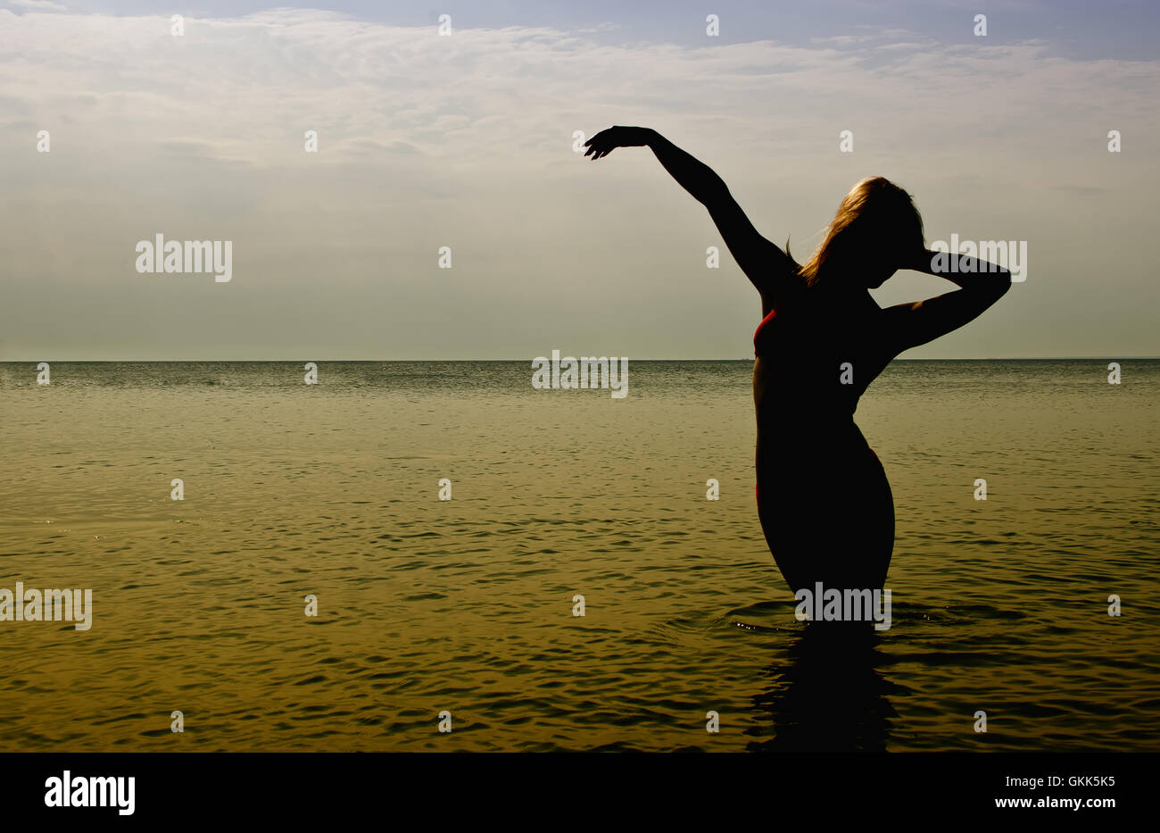 Silhouette di donna in mare Foto Stock