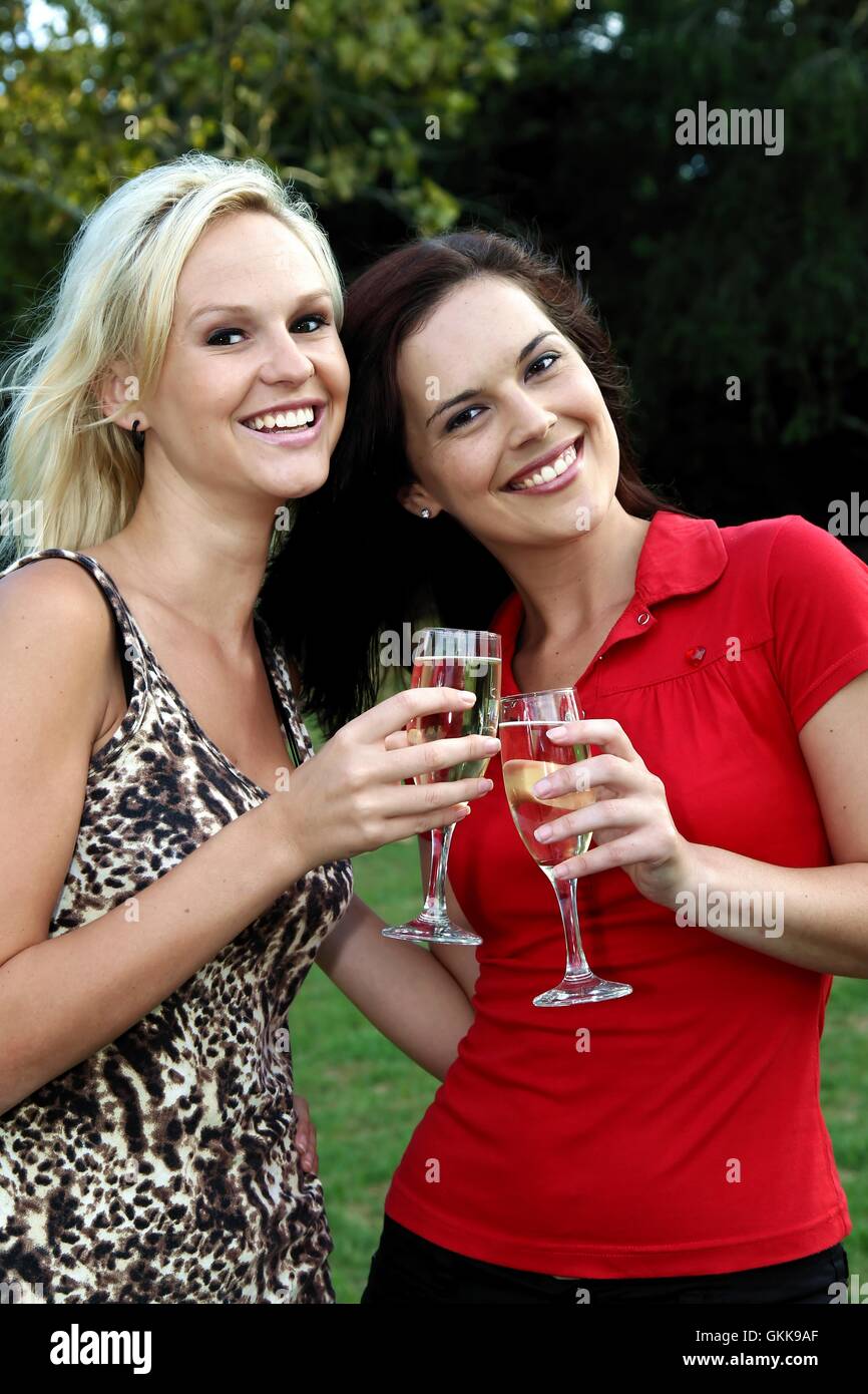 Bella donne bere il vino all'aperto Foto Stock